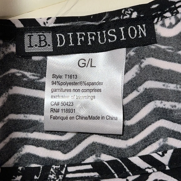 Slinky ethnic print, cold shoulder top, size large - Picture 5 of 7